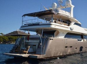 2011 Ferretti Yachts Custom Line Navetta 26