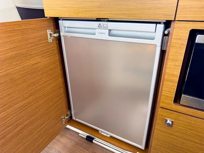 4761ak Yacht Photos Pics Built-in refrigerator on the 2021 Jeanneau NC 1095 FLY boat.
