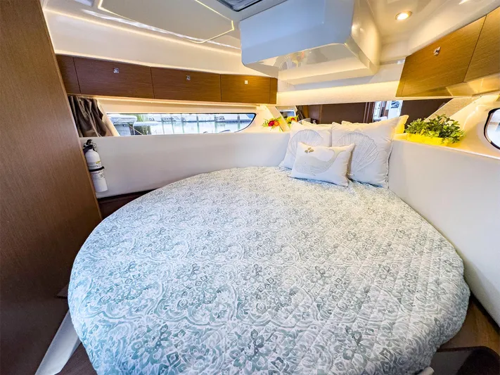 4761ak Yacht Photos Pics Luxurious bedroom in 2021 Jeanneau NC 1095 FLY yacht with round bed and elegant decor.