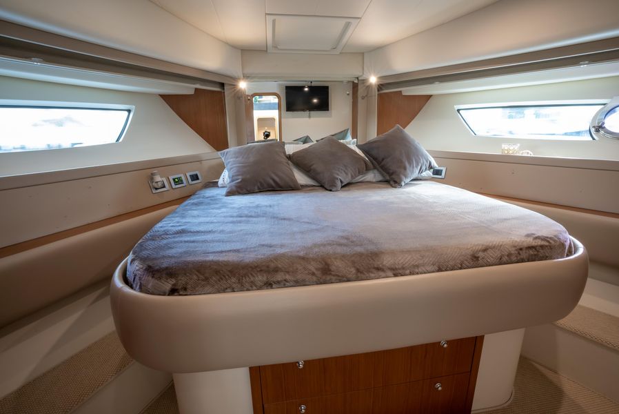 2014 Ferretti Yachts 530