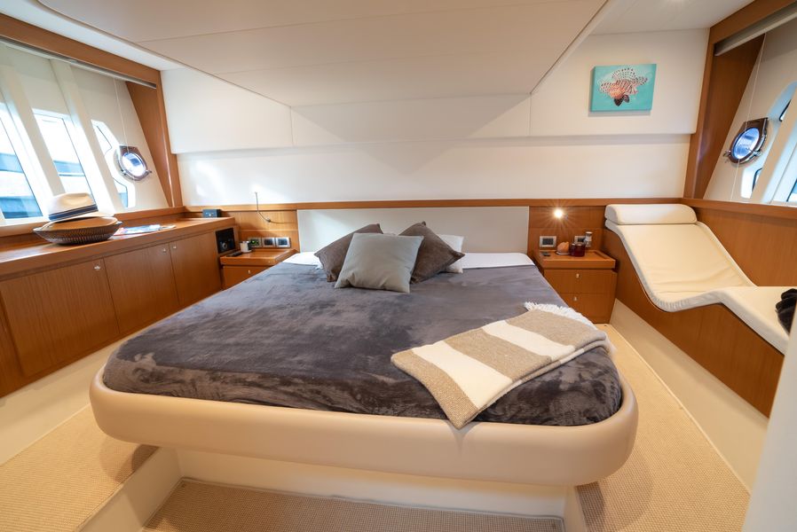 2014 Ferretti Yachts 530