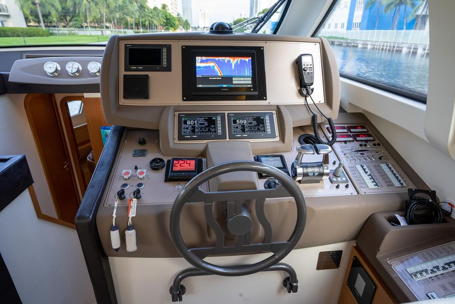 2014 Ferretti Yachts 530