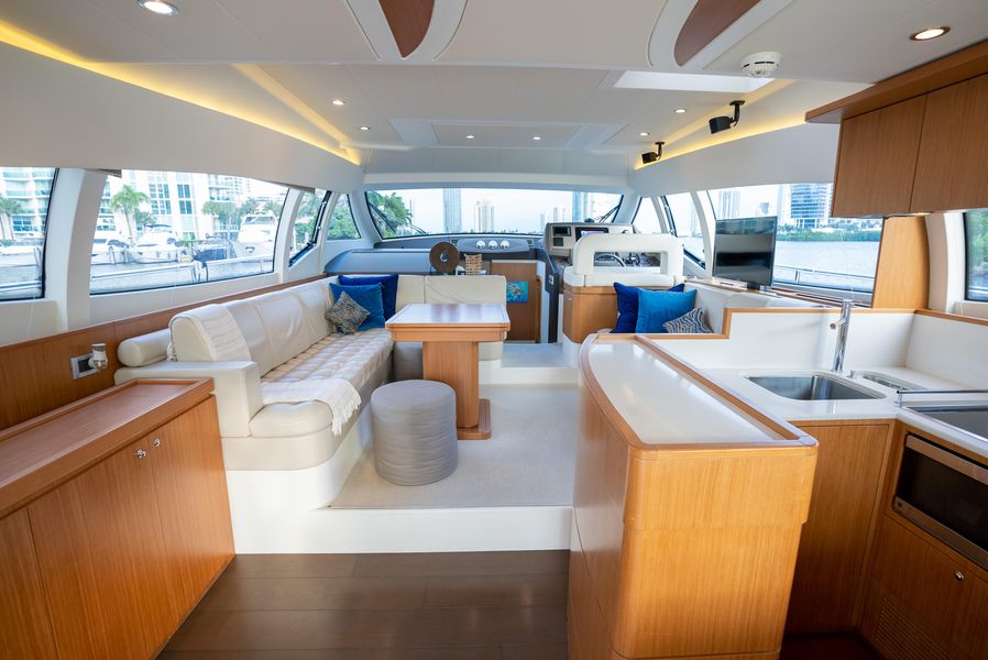 2014 Ferretti Yachts 530