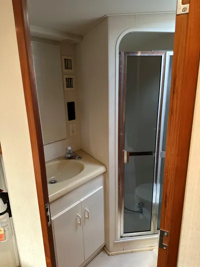 Bad Habit Yacht Photos Pics 1997 Viking 43 Open yacht bathroom with sink and shower.
