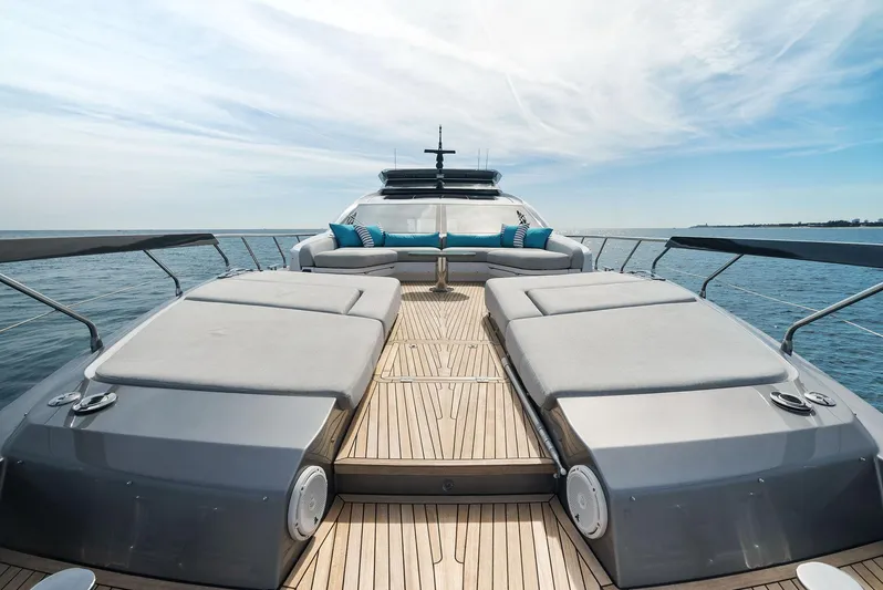 Ocean's Se7en Yacht Photos Pics 2022 Azimut S8 yacht deck with sun loungers and ocean view.