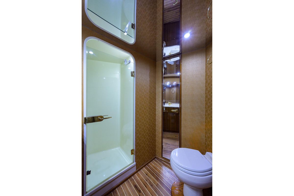 2005 Viking 61 
