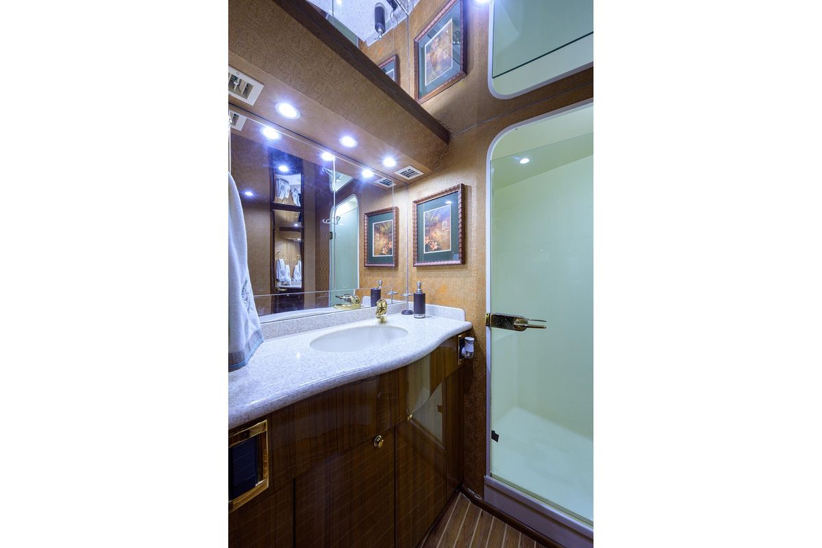 2005 Viking 61 