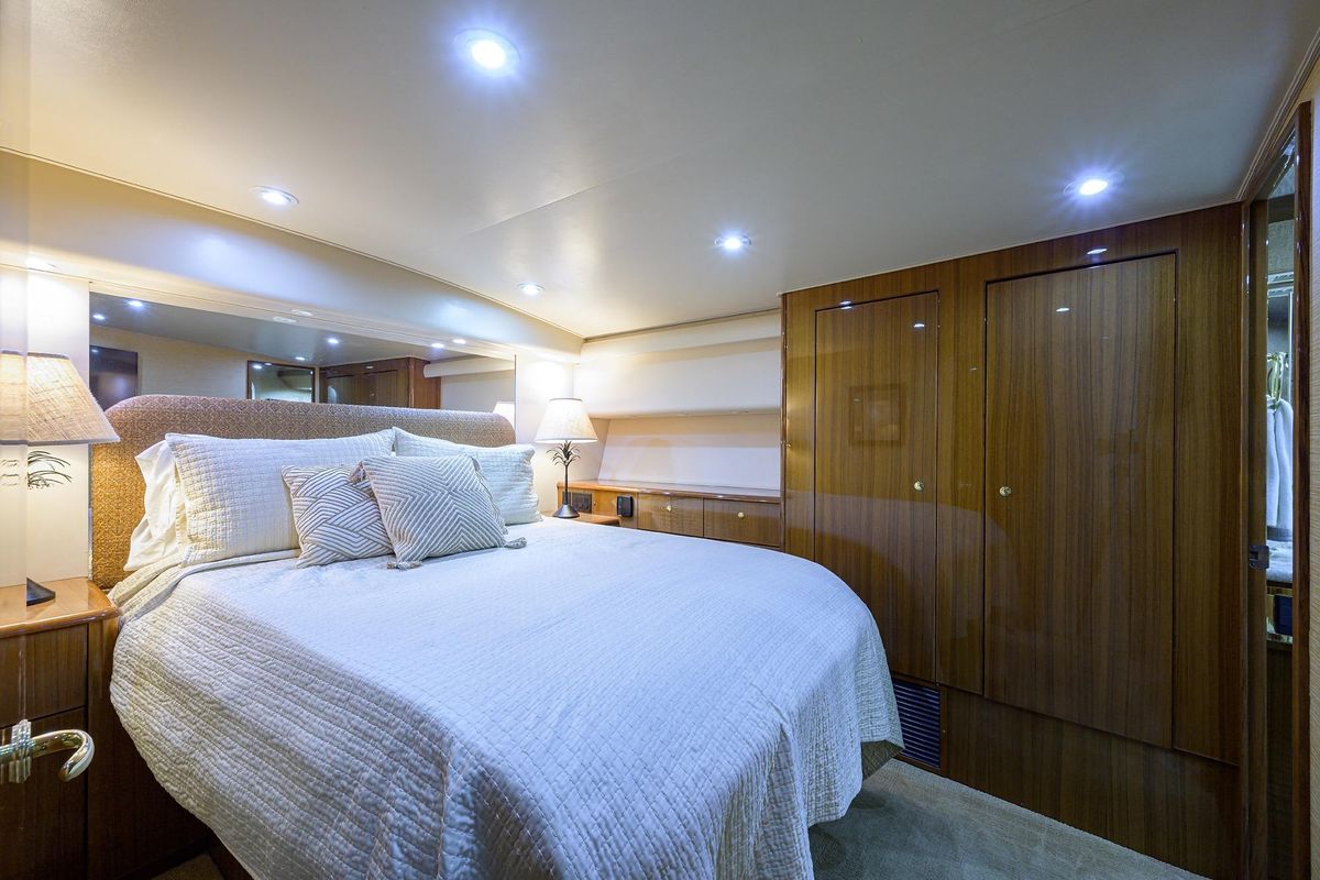 2005 Viking 61 