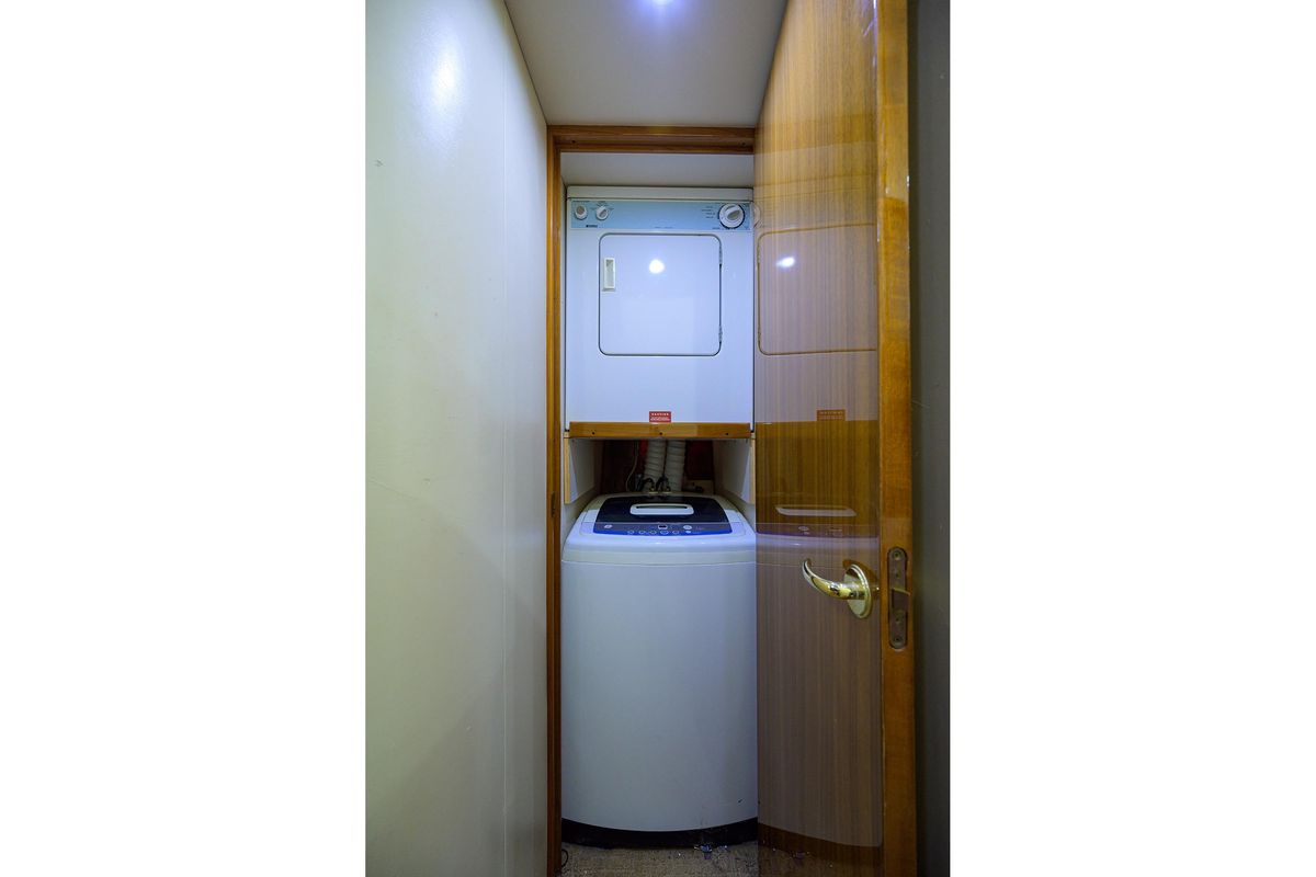 2005 Viking 61 