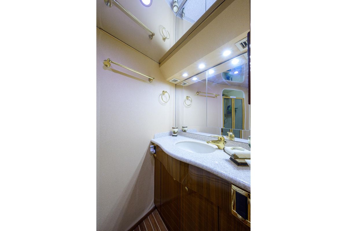 2005 Viking 61 