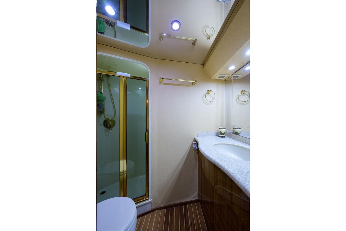 2005 Viking 61 