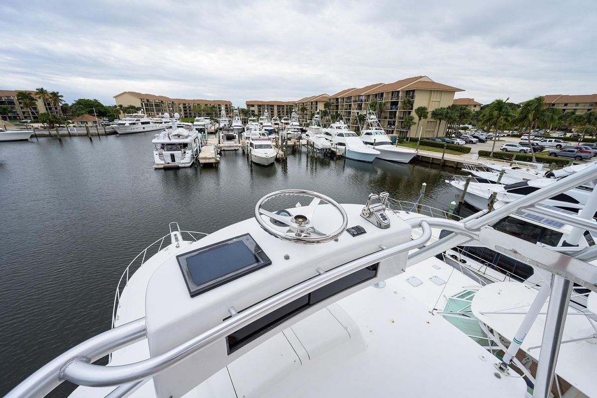 2005 Viking 61 