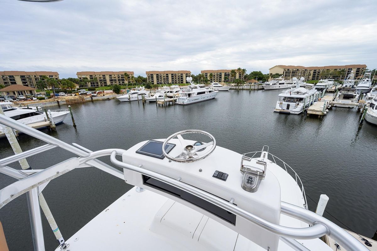 2005 Viking 61 