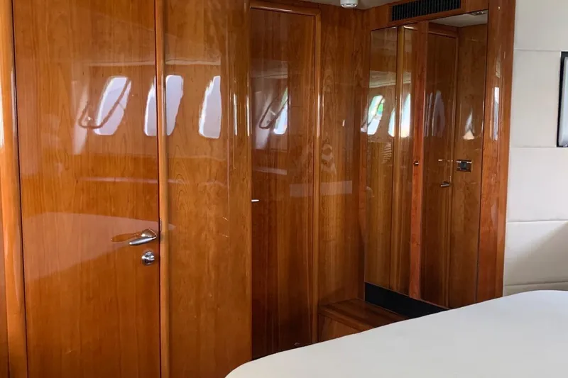 Bes Yacht Photos Pics Luxurious wooden interior of 2007 Sunseeker Predator 62 yacht cabin.