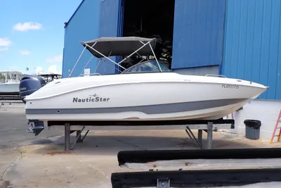 NauticStar 223 DC