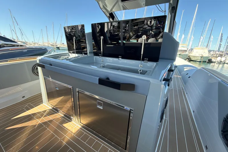  Yacht Photos Pics Luxury yacht deck of 2026 Ranieri CAYMAN 50.0 HARD TOP, featuring sleek design and modern amenities.