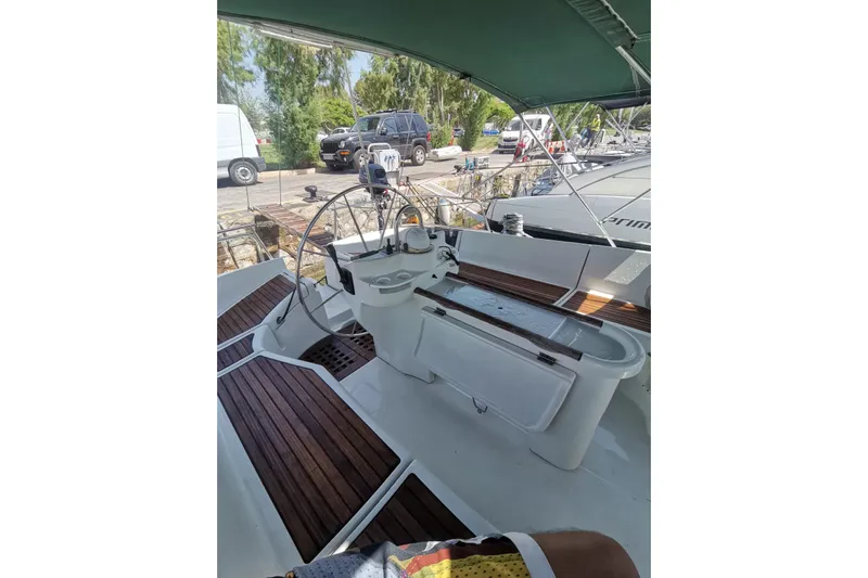  Yacht Photos Pics Cockpit of 1997 Beneteau Oceanis 461 sailboat with wooden seating and steering wheel.