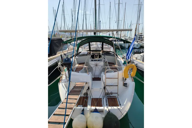  Yacht Photos Pics 1997 Beneteau Oceanis 461 sailboat docked in marina, rear view.