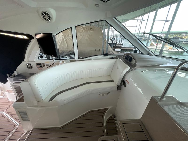 2010 Cruisers Yachts 420 Sports Coupe