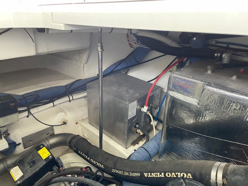 2010 Cruisers Yachts 420 Sports Coupe