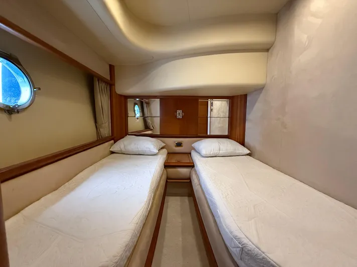 Nvn Yacht Photos Pics 2007 Azimut 62 yacht cabin with twin beds and porthole windows.