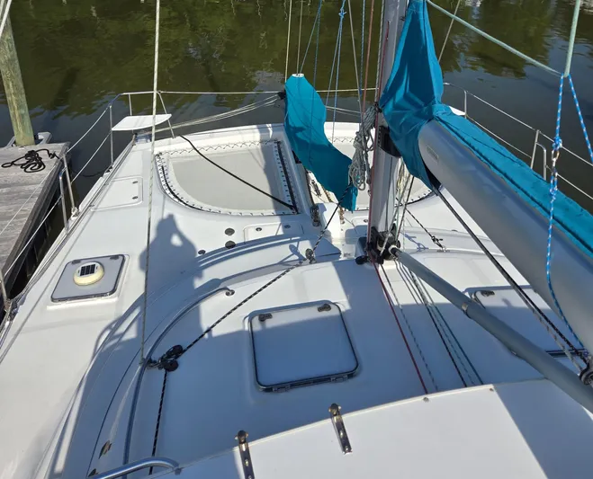 Storyteller Yacht Photos Pics 2007 Manta 42 Mk IV sailing catamaran deck with blue sail covers.