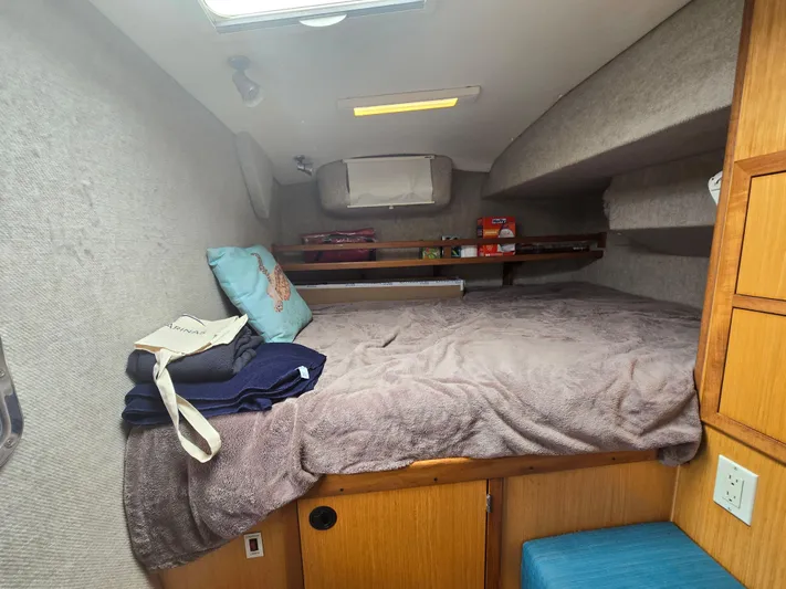 Storyteller Yacht Photos Pics Starboard Aft Berth