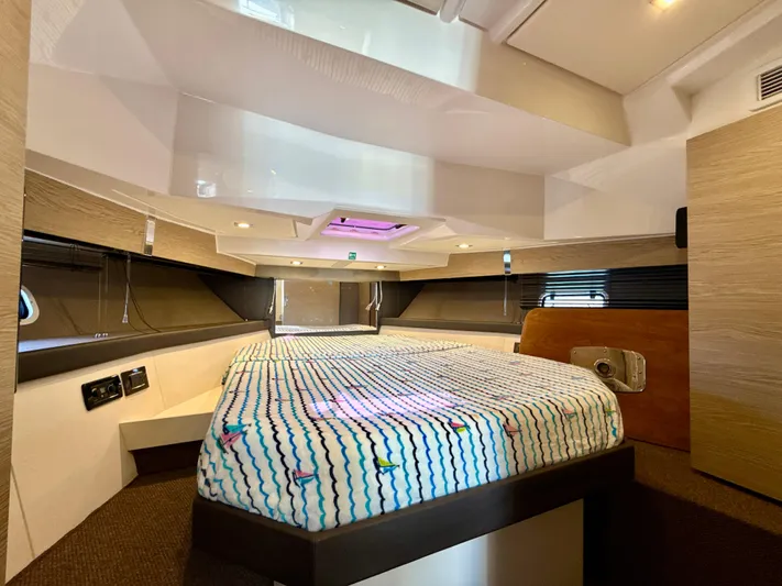 Le Kiki Yacht Photos Pics Luxurious interior cabin of 2019 Azimut 40 Verve yacht with modern design.