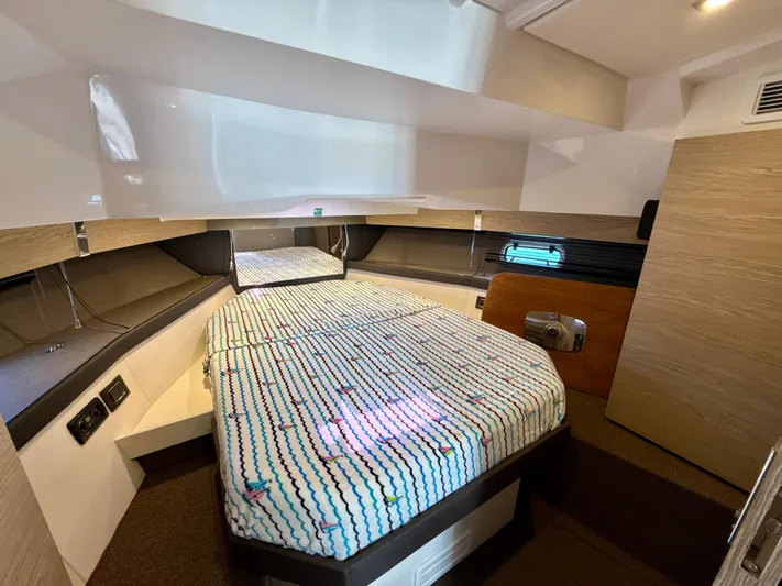 Le Kiki Yacht Photos Pics 2019 Azimut 40 Verve cabin interior with modern design and comfortable bedding.