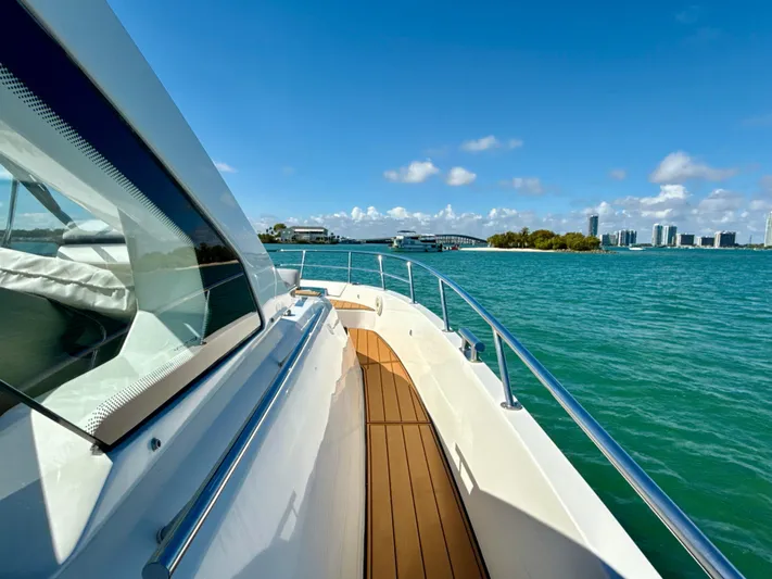 Le Kiki Yacht Photos Pics Azimut 40 Verve 2019 yacht cruising on clear blue waters under a sunny sky.