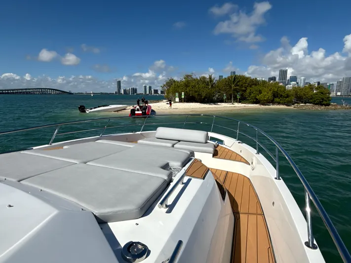 Le Kiki Yacht Photos Pics Azimut 40 Verve 2019 yacht near tropical island with city skyline in background.