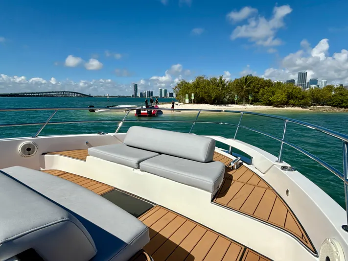 Le Kiki Yacht Photos Pics Azimut 40 Verve 2019 yacht with scenic ocean view and city skyline.