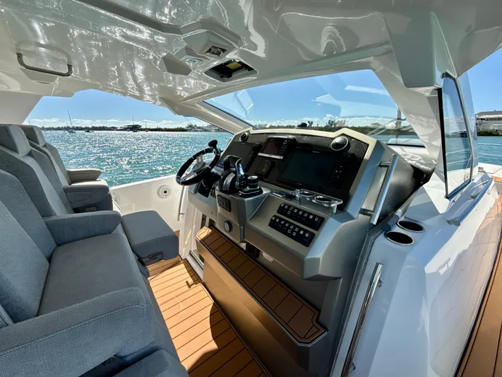 Le Kiki Yacht Photos Pics 2019 Azimut 40 Verve yacht interior with modern helm and seating, overlooking the ocean.