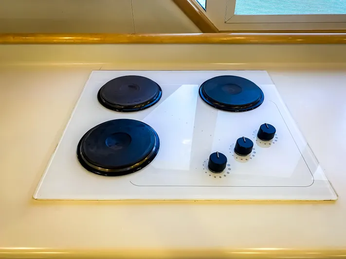 Boom Yacht Photos Pics Electric stovetop with four burners and control knobs on a Navigator 5800 yacht, 1999 model.