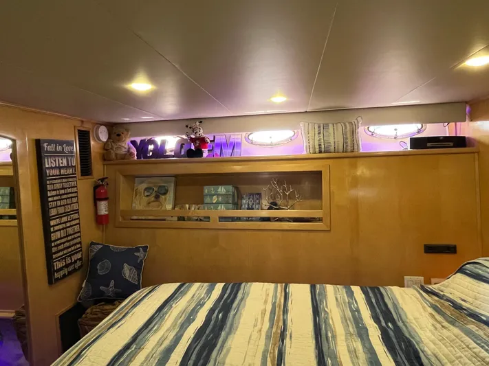 Boom Yacht Photos Pics 