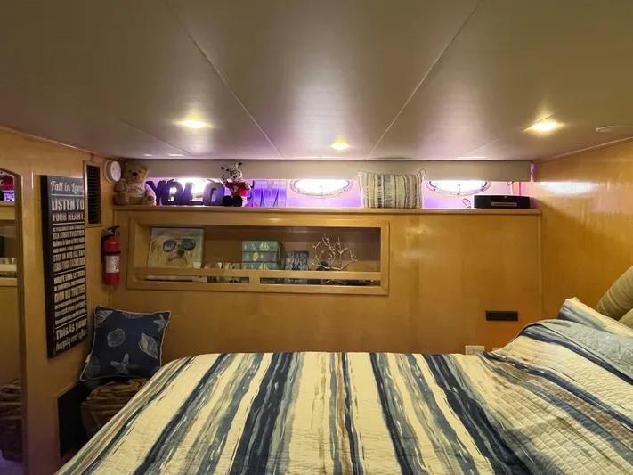 Boom Yacht Photos Pics 