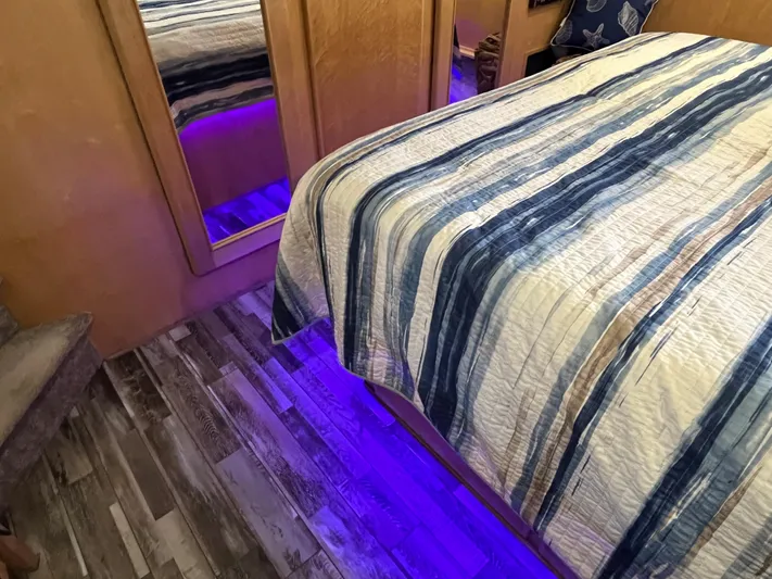 Boom Yacht Photos Pics 