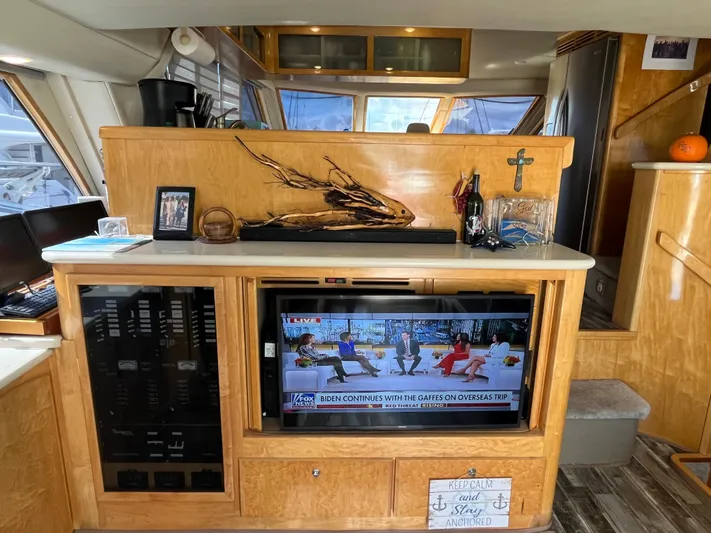 Boom Yacht Photos Pics 