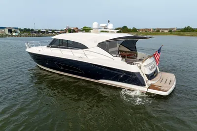 Riviera 5400 Sport Yacht