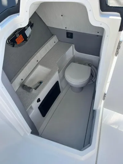  Yacht Photos Pics 2025 Cobalt R8 Ob - Image 11