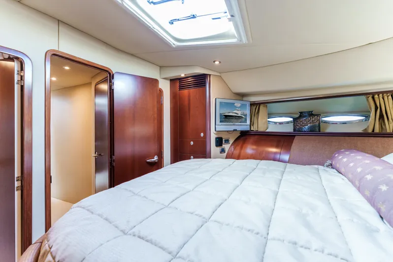  Yacht Photos Pics Luxurious bedroom interior of 2005 Sea Ray 550 Sedan Bridge yacht.