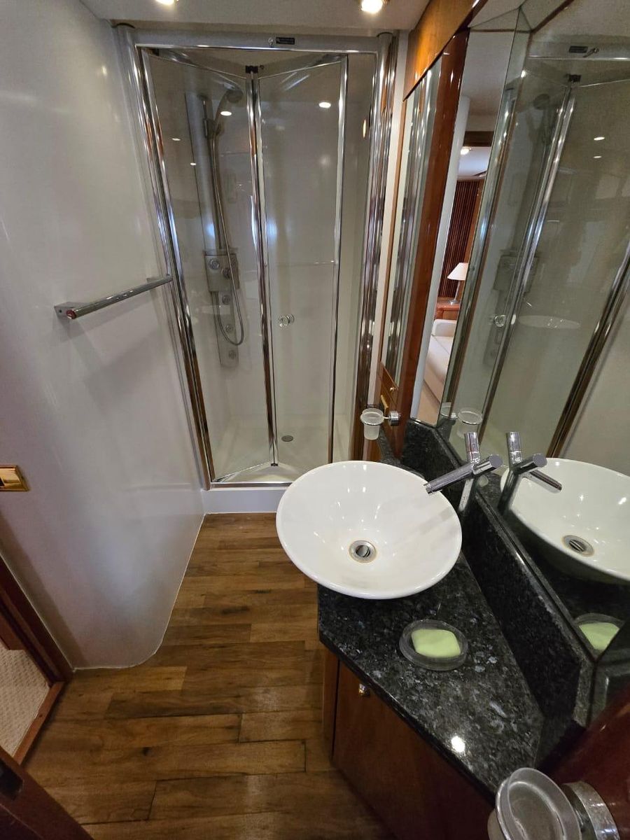 2005 Sunseeker 76 