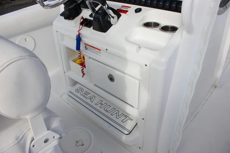  Yacht Photos Pics 2018 Sea Hunt Gamefish 30 console with controls and storage compartments.