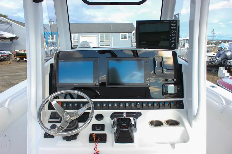 Yacht Photos Pics 2018 Sea Hunt Gamefish 30 helm with dual displays and modern controls.