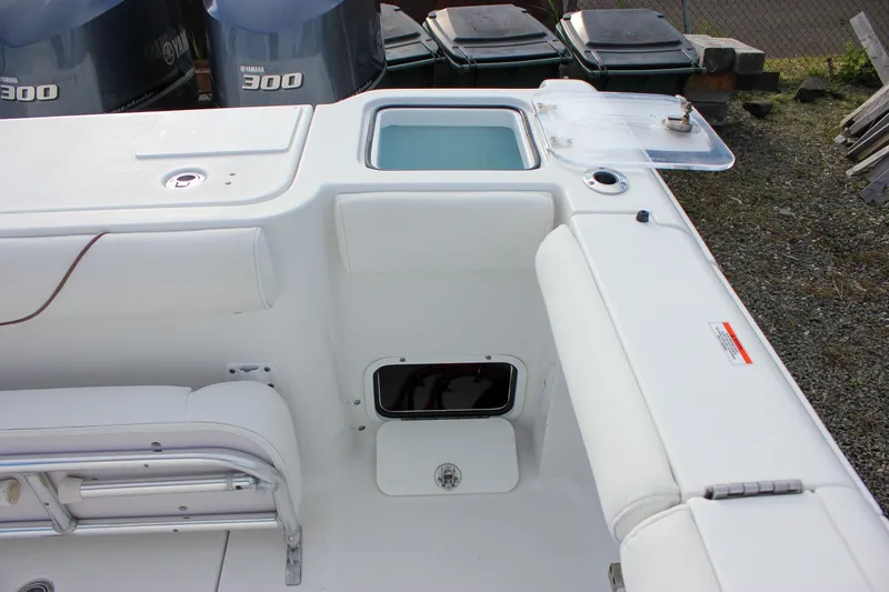  Yacht Photos Pics 2018 Sea Hunt Gamefish 30 boat interior with Yamaha 300 engines, featuring storage and seating.