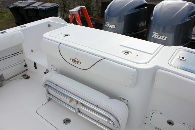  Yacht Photos Pics 2018 Sea Hunt Gamefish 30 boat interior with Yamaha 300 engines.