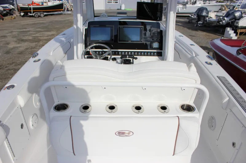  Yacht Photos Pics 2018 Sea Hunt Gamefish 30 boat interior with helm, seating, and cup holders.