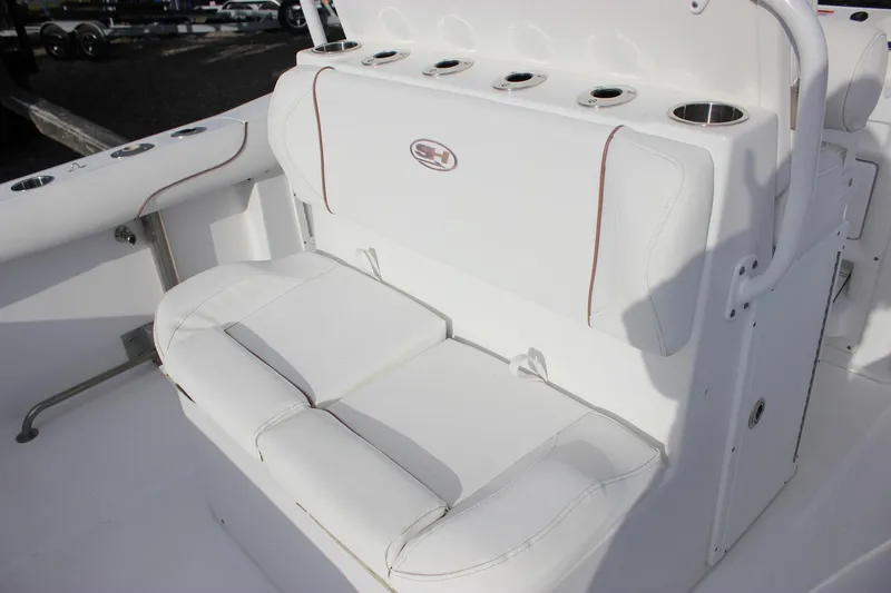  Yacht Photos Pics 2018 Sea Hunt Gamefish 30 boat seating with cup holders and white upholstery.