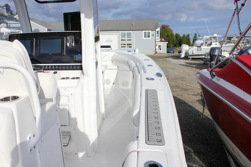  Yacht Photos Pics 2018 Sea Hunt Gamefish 30 boat interior with modern dashboard and seating.