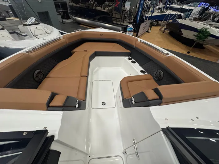  Yacht Photos Pics 2025 Cobalt R8 Ob - Image 13